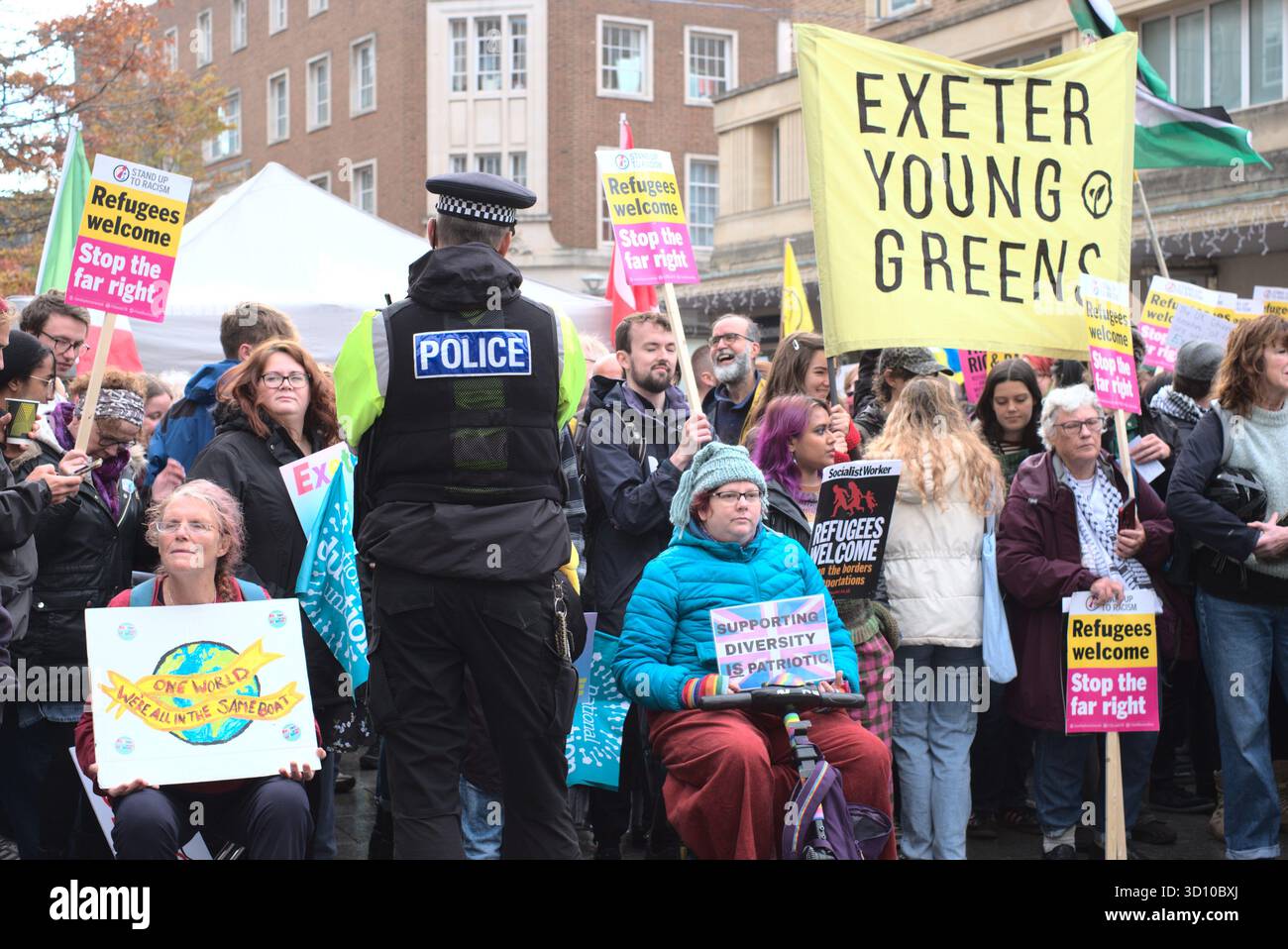 Exeter est pour tout le monde protester par Stand Up to Racism comme une manifestation pacifique d'opposition à l'extrême droite British Unity Walk. 25/10/25, Exeter, Devon Banque D'Images