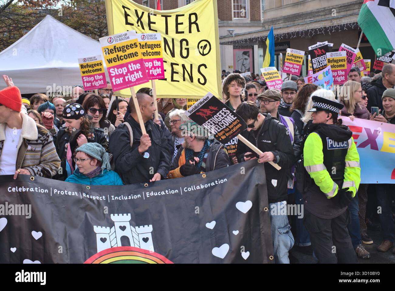 Exeter est pour tout le monde protester par Stand Up to Racism comme une manifestation pacifique d'opposition à l'extrême droite British Unity Walk. 25/10/25, Exeter, Devon Banque D'Images
