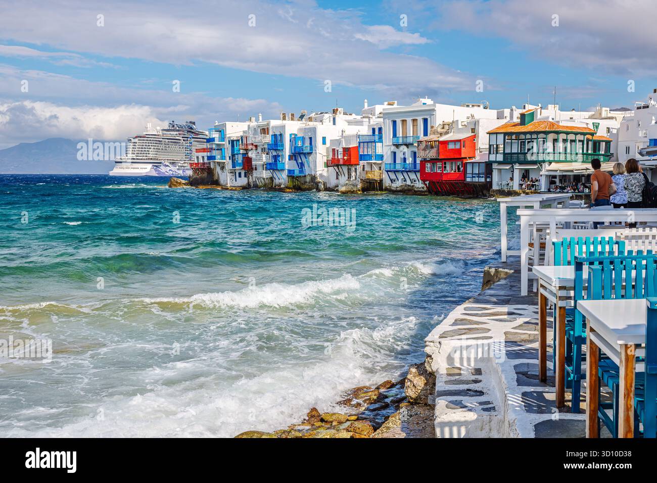 Vue sur la mer des cafés colorés blanchis à la chaux et des bâtiments le long de l'océan dans le quartier de la petite Venise de Mykonos, Grèce. Banque D'Images