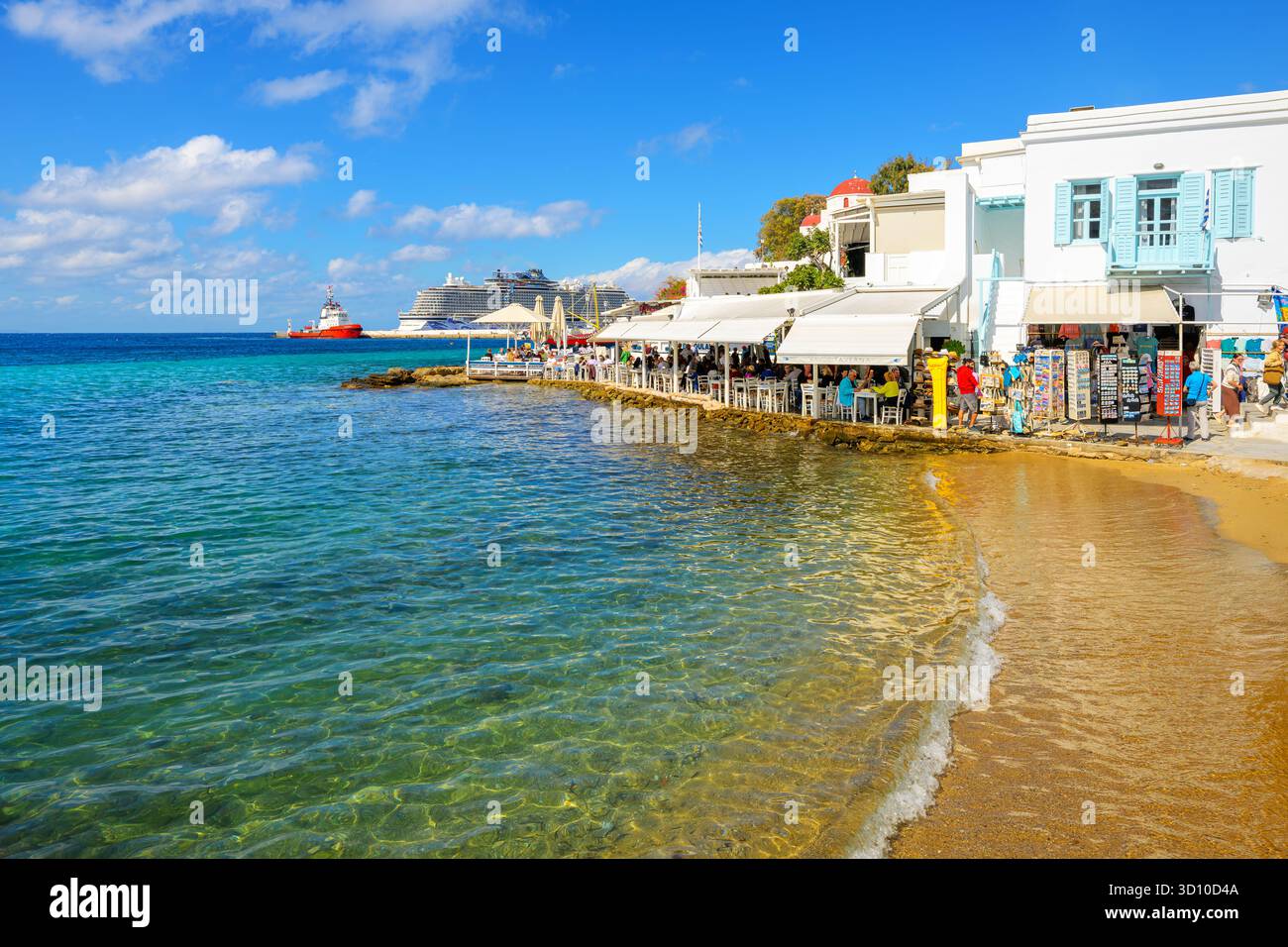 Cafés en bord de mer le long de la mer Égée près d'une petite plage de sable dans la partie de la petite Venise de l'île de Mykonos, en Grèce. Banque D'Images