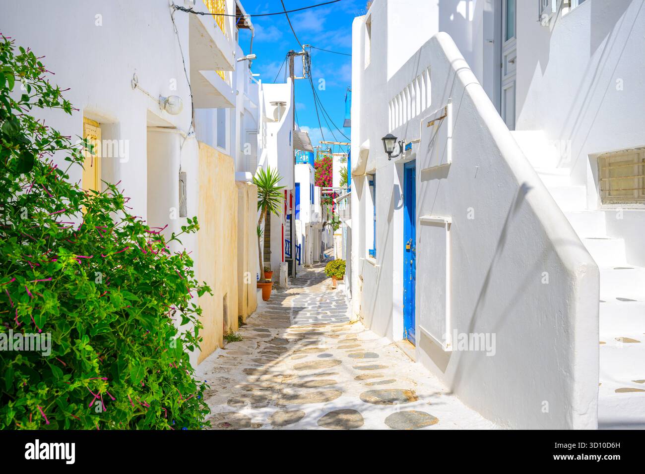 Ruelle étroite blanchie à la chaux dans la ville de Mykonos, Grèce. Banque D'Images