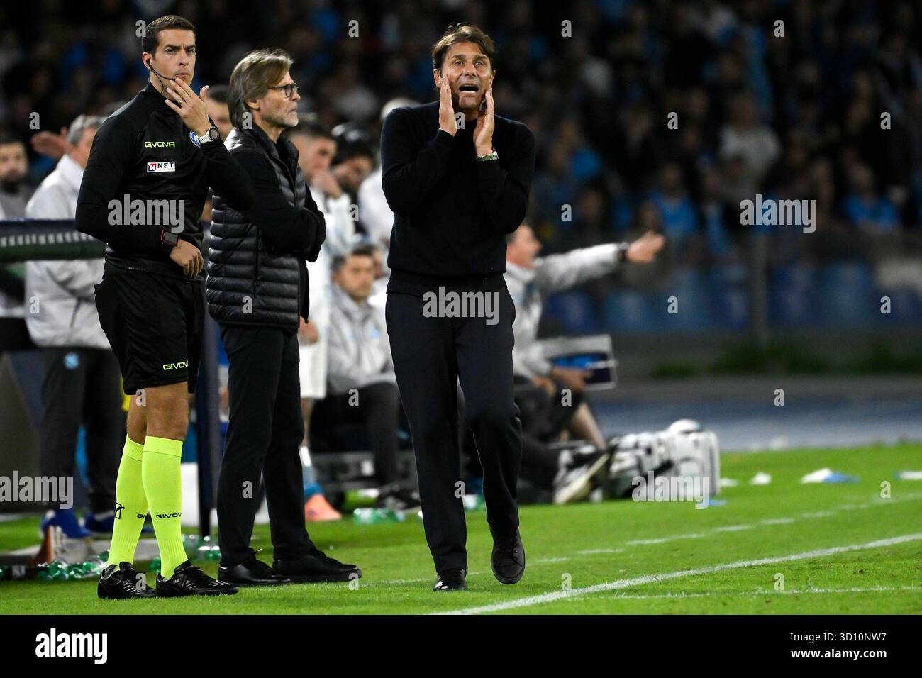 Naples, Italie. 25 octobre 2025. Antonio Conte, entraîneur-chef de la SSC Napoli, réagit lors du match de football Serie A 2025/2026 entre la SSC Napoli et le FC Internazionale au stade Diego Armando Maradona à Naples (Italie), le 25 octobre 2025. Crédit : Insidefoto/Alamy Live News Banque D'Images
