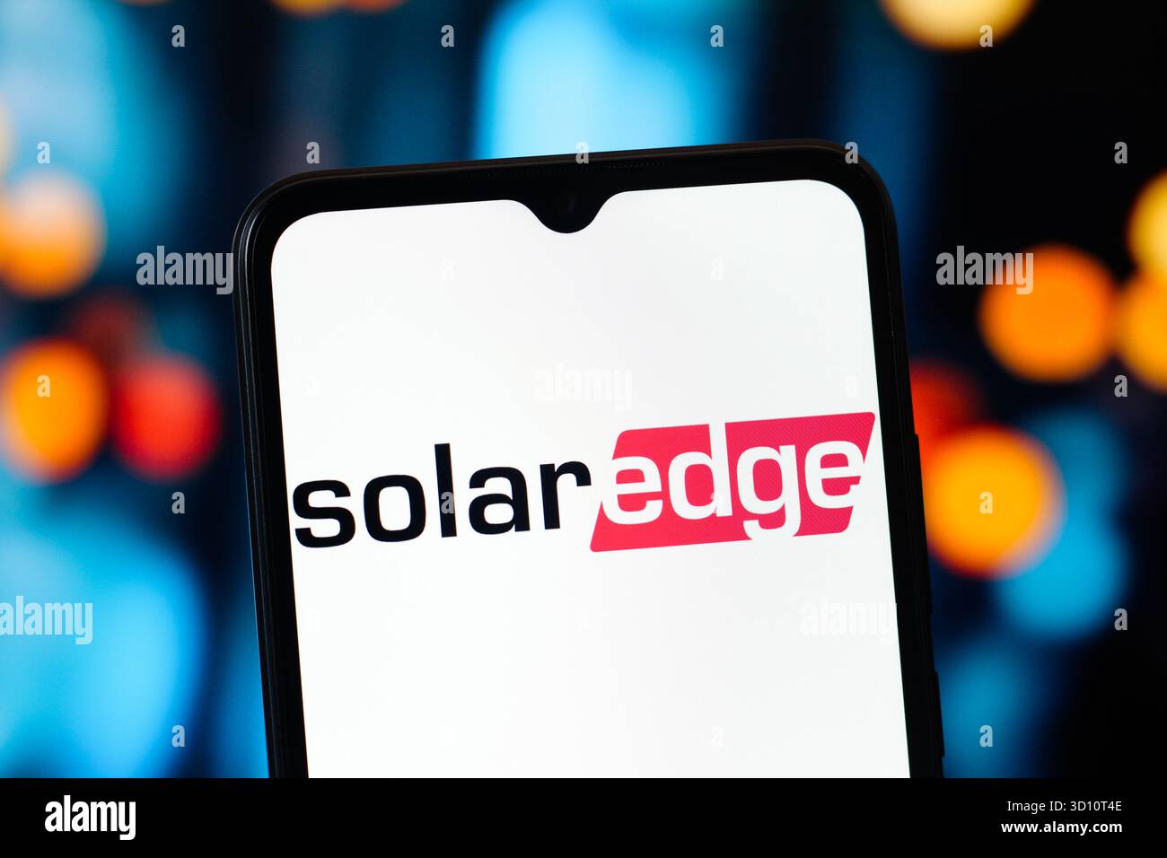 Dans cette illustration photo, le logo SolarEdge technologies (Solar Edge) est affiché sur l'écran d'un smartphone. Banque D'Images