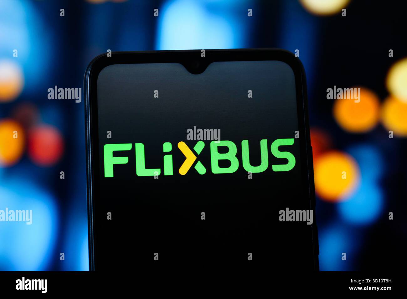 Dans cette illustration photo, le logo FlixBus (Flix bus) est affiché sur l'écran d'un smartphone. Banque D'Images