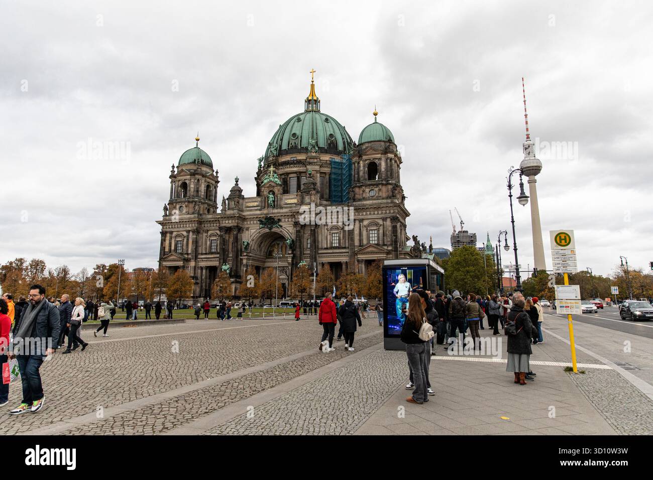 Berlin, Berlin, Allemagne. 25 octobre 2025. Les visiteurs traversent le Lustgarten devant la cathédrale de Berlin le 25 octobre 2025. L'église protestante emblématique de la ville, avec ses dômes verdoyants, reste l'un des sites historiques les plus visités de Berlin. (Crédit image : © Michael Kuenne/PRESSCOV via ZUMA Press Wire) USAGE ÉDITORIAL SEULEMENT ! Non destiné à UN USAGE commercial ! Banque D'Images Berlin, Berlin, Allemagne. 25 octobre 2025. Les visiteurs traversent le Lustgarten devant la cathédrale de Berlin le 25 octobre 2025. L'église protestante emblématique de la ville, avec ses dômes verdoyants, reste l'un des sites historiques les plus visités de Berlin. (Crédit image : © Michael Kuenne/PRESSCOV via ZUMA Press Wire) USAGE ÉDITORIAL SEULEMENT ! Non destiné à UN USAGE commercial ! Banque D'Images