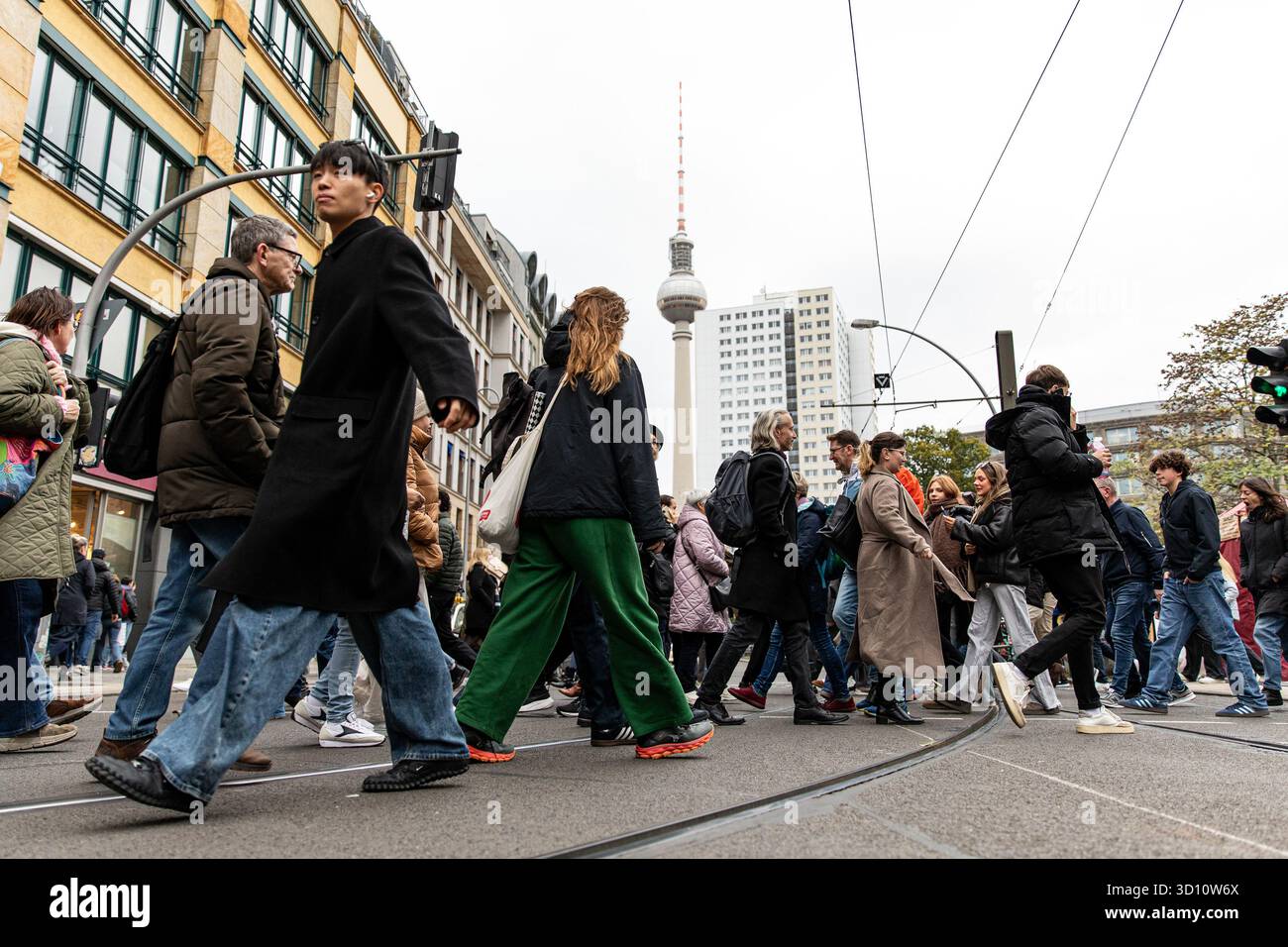 Berlin, Berlin, Allemagne. 25 octobre 2025. Des foules traversent la rue près de Hackescher Markt et Rosenthaler Strasse à Berlin le 25 octobre 2025, avec l'emblématique tour de télévision visible en arrière-plan. L'intersection animée reflète l'énergie urbaine dynamique du centre de Berlin par un après-midi d'automne couvert. (Crédit image : © Michael Kuenne/PRESSCOV via ZUMA Press Wire) USAGE ÉDITORIAL SEULEMENT ! Non destiné à UN USAGE commercial ! Banque D'Images Berlin, Berlin, Allemagne. 25 octobre 2025. Des foules traversent la rue près de Hackescher Markt et Rosenthaler Strasse à Berlin le 25 octobre 2025, avec l'emblématique tour de télévision visible en arrière-plan. L'intersection animée reflète l'énergie urbaine dynamique du centre de Berlin par un après-midi d'automne couvert. (Crédit image : © Michael Kuenne/PRESSCOV via ZUMA Press Wire) USAGE ÉDITORIAL SEULEMENT ! Non destiné à UN USAGE commercial ! Banque D'Images