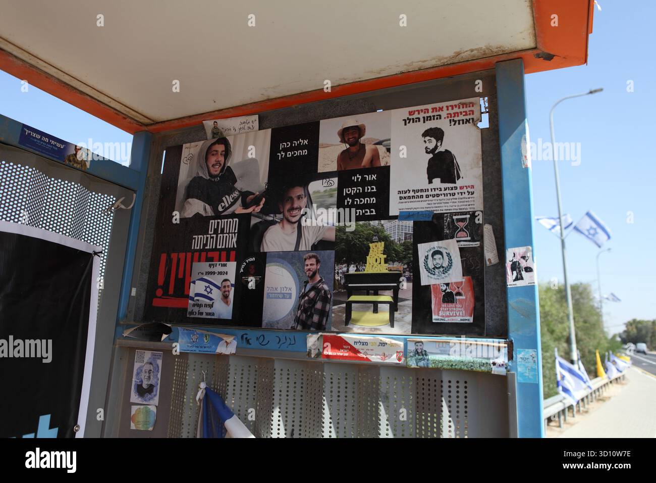 Photos sur un arrêt de bus de Reim Junction d'Israéliens enlevés le 10.7.2023 par des terroristes du Hamas du Nova Music Festival, y compris Hersh Goldberg Polin. Banque D'Images