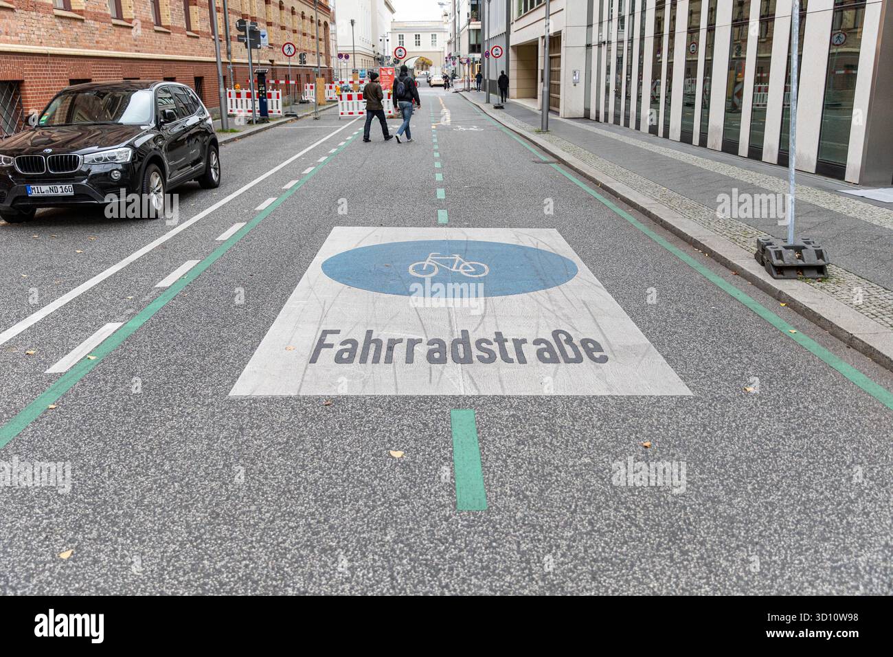 Berlin, Berlin, Allemagne. 25 octobre 2025. Un marquage ''Fahrradstrasse'' (rue cyclable) est vu sur une chaussée à Berlin le 25 octobre 2025. Ces voies dédiées font partie des efforts de la ville pour promouvoir le cyclisme et réduire la circulation automobile dans les quartiers centraux. (Crédit image : © Michael Kuenne/PRESSCOV via ZUMA Press Wire) USAGE ÉDITORIAL SEULEMENT ! Non destiné à UN USAGE commercial ! Banque D'Images Berlin, Berlin, Allemagne. 25 octobre 2025. Un marquage ''Fahrradstrasse'' (rue cyclable) est vu sur une chaussée à Berlin le 25 octobre 2025. Ces voies dédiées font partie des efforts de la ville pour promouvoir le cyclisme et réduire la circulation automobile dans les quartiers centraux. (Crédit image : © Michael Kuenne/PRESSCOV via ZUMA Press Wire) USAGE ÉDITORIAL SEULEMENT ! Non destiné à UN USAGE commercial ! Banque D'Images