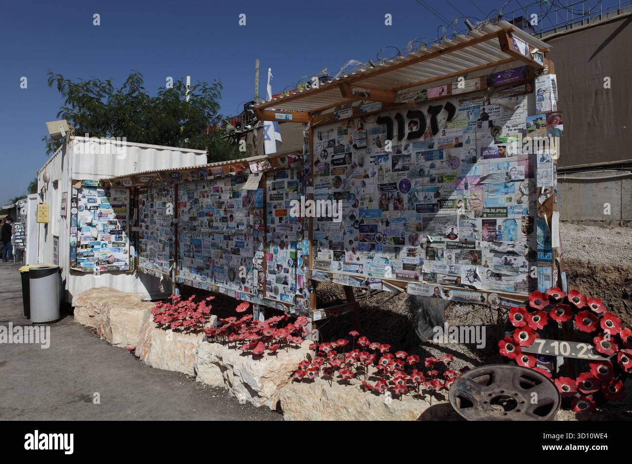 Enveloppe de Gaza, tableau avec des photos à la mémoire des soldats et des civils tués le 10.7.23 dans l'invasion terroriste du Hamas et dans la guerre des épées de fer après Banque D'Images