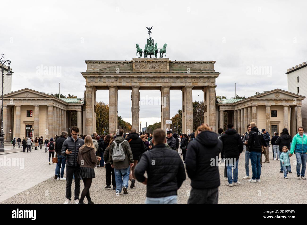 Berlin, Berlin, Allemagne. 25 octobre 2025. Touristes et Berlinois se rassemblent près de la porte de Brandebourg par un automne doux samedi 25 octobre 2025, l'un des monuments les plus reconnaissables d'Allemagne. Le monument historique, autrefois symbole de division pendant la guerre froide, sert aujourd'hui de point de rencontre dynamique au cœur de la capitale allemande. (Crédit image : © Michael Kuenne/PRESSCOV via ZUMA Press Wire) USAGE ÉDITORIAL SEULEMENT ! Non destiné à UN USAGE commercial ! Banque D'Images Berlin, Berlin, Allemagne. 25 octobre 2025. Touristes et Berlinois se rassemblent près de la porte de Brandebourg par un automne doux samedi 25 octobre 2025, l'un des monuments les plus reconnaissables d'Allemagne. Le monument historique, autrefois symbole de division pendant la guerre froide, sert aujourd'hui de point de rencontre dynamique au cœur de la capitale allemande. (Crédit image : © Michael Kuenne/PRESSCOV via ZUMA Press Wire) USAGE ÉDITORIAL SEULEMENT ! Non destiné à UN USAGE commercial ! Banque D'Images