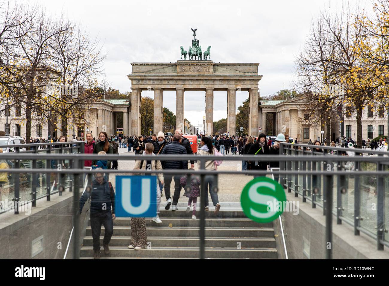 Berlin, Berlin, Allemagne. 25 octobre 2025. Touristes et Berlinois se rassemblent près de la porte de Brandebourg par un automne doux samedi 25 octobre 2025, l'un des monuments les plus reconnaissables d'Allemagne. Le monument historique, autrefois symbole de division pendant la guerre froide, sert aujourd'hui de point de rencontre dynamique au cœur de la capitale allemande. (Crédit image : © Michael Kuenne/PRESSCOV via ZUMA Press Wire) USAGE ÉDITORIAL SEULEMENT ! Non destiné à UN USAGE commercial ! Banque D'Images Berlin, Berlin, Allemagne. 25 octobre 2025. Touristes et Berlinois se rassemblent près de la porte de Brandebourg par un automne doux samedi 25 octobre 2025, l'un des monuments les plus reconnaissables d'Allemagne. Le monument historique, autrefois symbole de division pendant la guerre froide, sert aujourd'hui de point de rencontre dynamique au cœur de la capitale allemande. (Crédit image : © Michael Kuenne/PRESSCOV via ZUMA Press Wire) USAGE ÉDITORIAL SEULEMENT ! Non destiné à UN USAGE commercial ! Banque D'Images