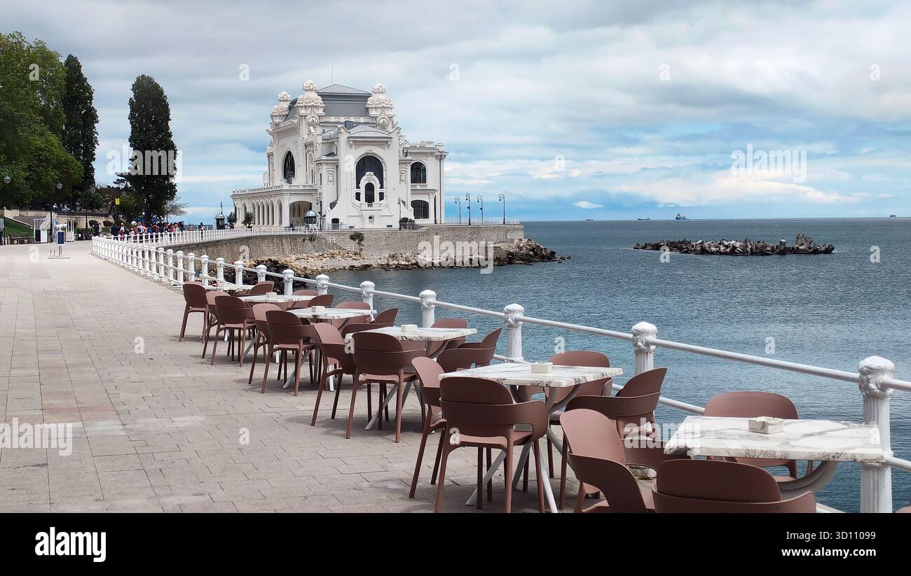 Promenade en bord de mer avec le casino Constanta vue depuis un café en plein air, sur la rive de la mer Noire, Roumanie (Promenada Cazino Constanţa, Marea Neagră, România) - Image de stock capturée avec un smartphone