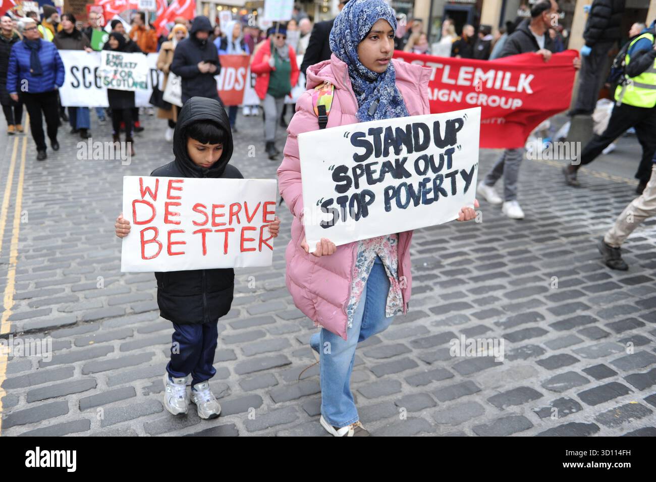 Édimbourg, Royaume-Uni. 25 octobre 2025 - des manifestants sont vus tenant des pancartes pendant la marche. Des milliers de personnes se sont rassemblées à Édimbourg le 25 octobre 2025 pour que l'Écosse réclame une meilleure marche et un rassemblement organisé par l'Alliance de la pauvreté. Les manifestants ont appelé à agir sur la pauvreté des enfants, les salaires équitables et les investissements dans les services publics. L'événement familial a comporté des discours, de la musique et un bloc de solidarité anti-raciste. Crédit : Eastern Goodwin Media/Alamy Live News Banque D'Images
