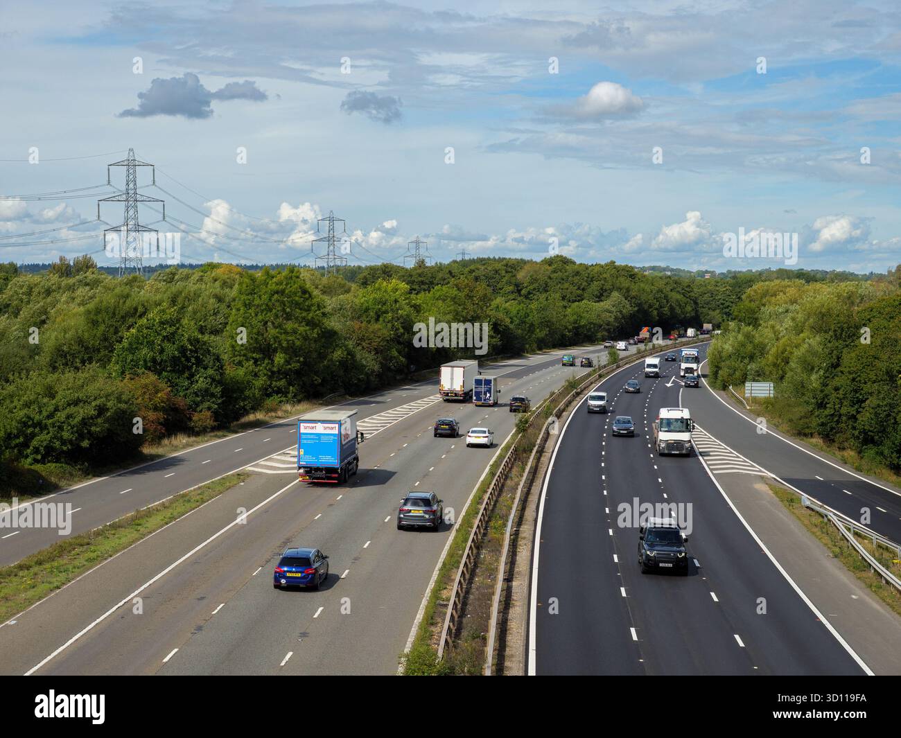 Voitures circulant le long de l'autoroute M4, Angleterre, Royaume-Uni Banque D'Images
