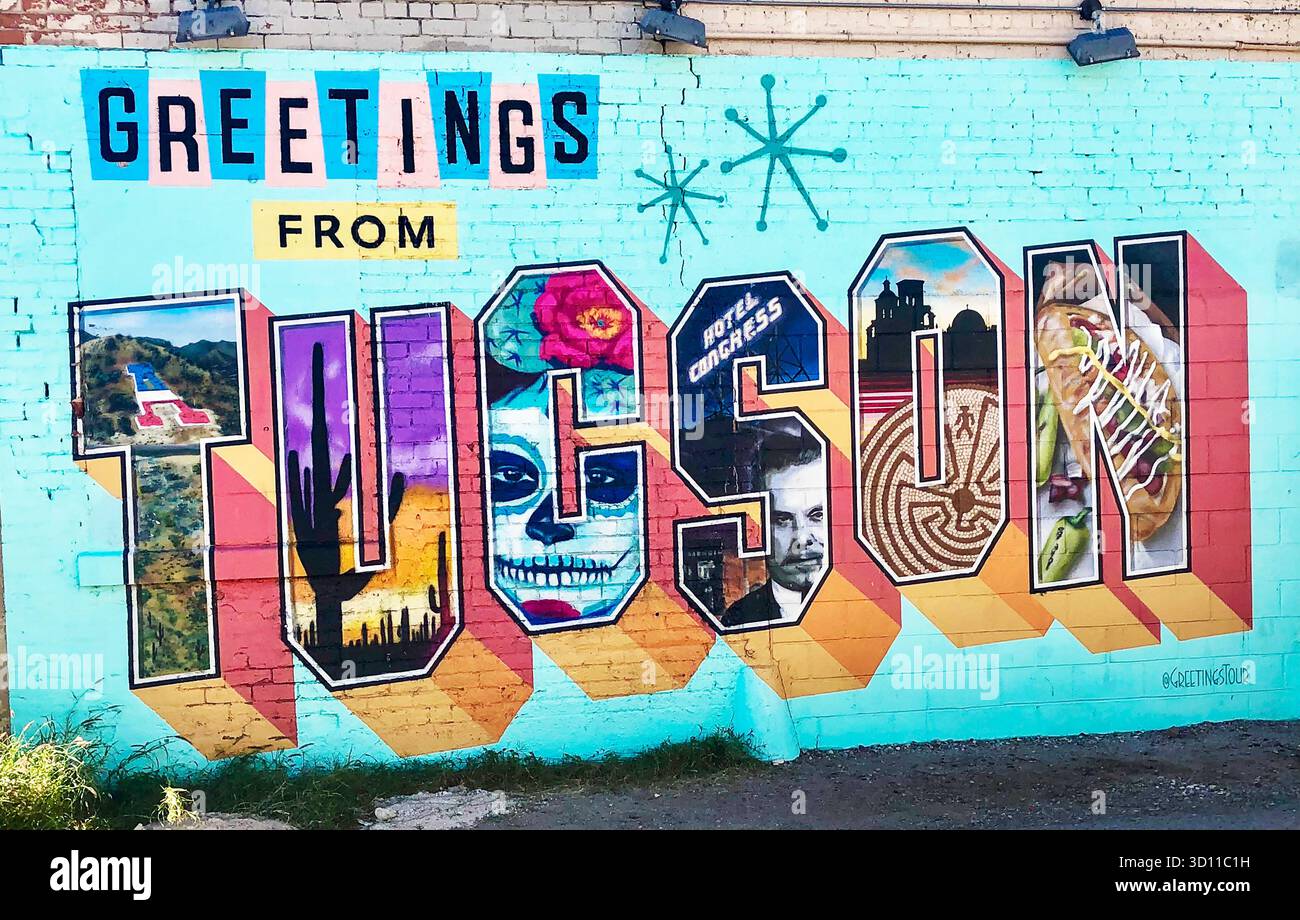 Fresque murale « Greetings from Tucson, Arizona » présentant des lettres audacieuses de style carte postale rétro célébrant la culture du désert et l'esprit artistique de la ville. Banque D'Images