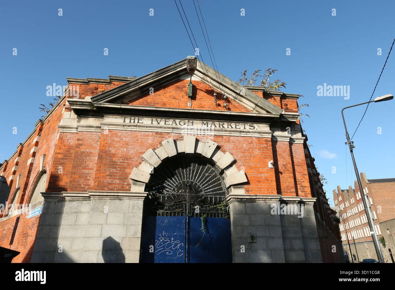 Dublin, Irlande - 24 octobre 2025 - façade en brique rouge vieille pierre et porte d'entrée scellée du bâtiment Iveagh Markets lors d'un après-midi ensoleillé dans les Liberties à Dublin représentant la vie de rue dans la capitale irlandaise Banque D'Images