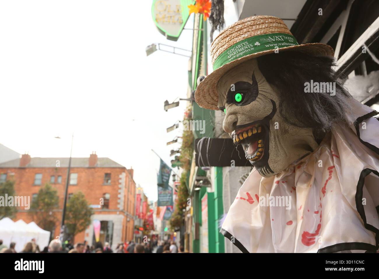 Dublin, Irlande - 24 octobre 2025 - Un grand mannequin avec un masque effrayant et des yeux verts éclatants devant un magasin à Temple Bar pendant les préparatifs d'Halloween dans la ville de Dublin représentant la vie dans la rue dans la capitale irlandaise Banque D'Images