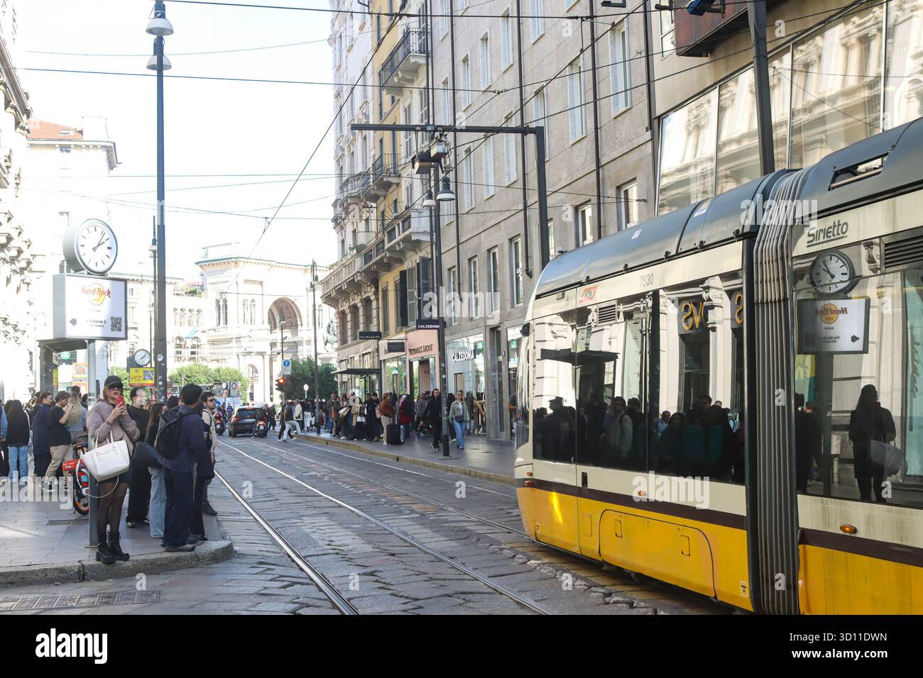 Milan, Italie. 25 octobre 2025. Milan (Italie), 10/25/2025 - temps doux/Milan - une agréable journée d'automne avec une température douce a été l'invitation pour les Milanais et les touristes à profiter d'une promenade dans les rues de Milan, l'après-midi de ce samedi 25 octobre 2025. (Foto : Edson de Souza/Thenews2/Zumapress) (crédit image : © Edson Teodoro de Souza/TheNEWS2 via ZUMA Press Wire) USAGE ÉDITORIAL SEULEMENT ! Non destiné à UN USAGE commercial ! Banque D'Images Milan, Italie. 25 octobre 2025. Milan (Italie), 10/25/2025 - temps doux/Milan - une agréable journée d'automne avec une température douce a été l'invitation pour les Milanais et les touristes à profiter d'une promenade dans les rues de Milan, l'après-midi de ce samedi 25 octobre 2025. (Foto : Edson de Souza/Thenews2/Zumapress) (crédit image : © Edson Teodoro de Souza/TheNEWS2 via ZUMA Press Wire) USAGE ÉDITORIAL SEULEMENT ! Non destiné à UN USAGE commercial ! Banque D'Images