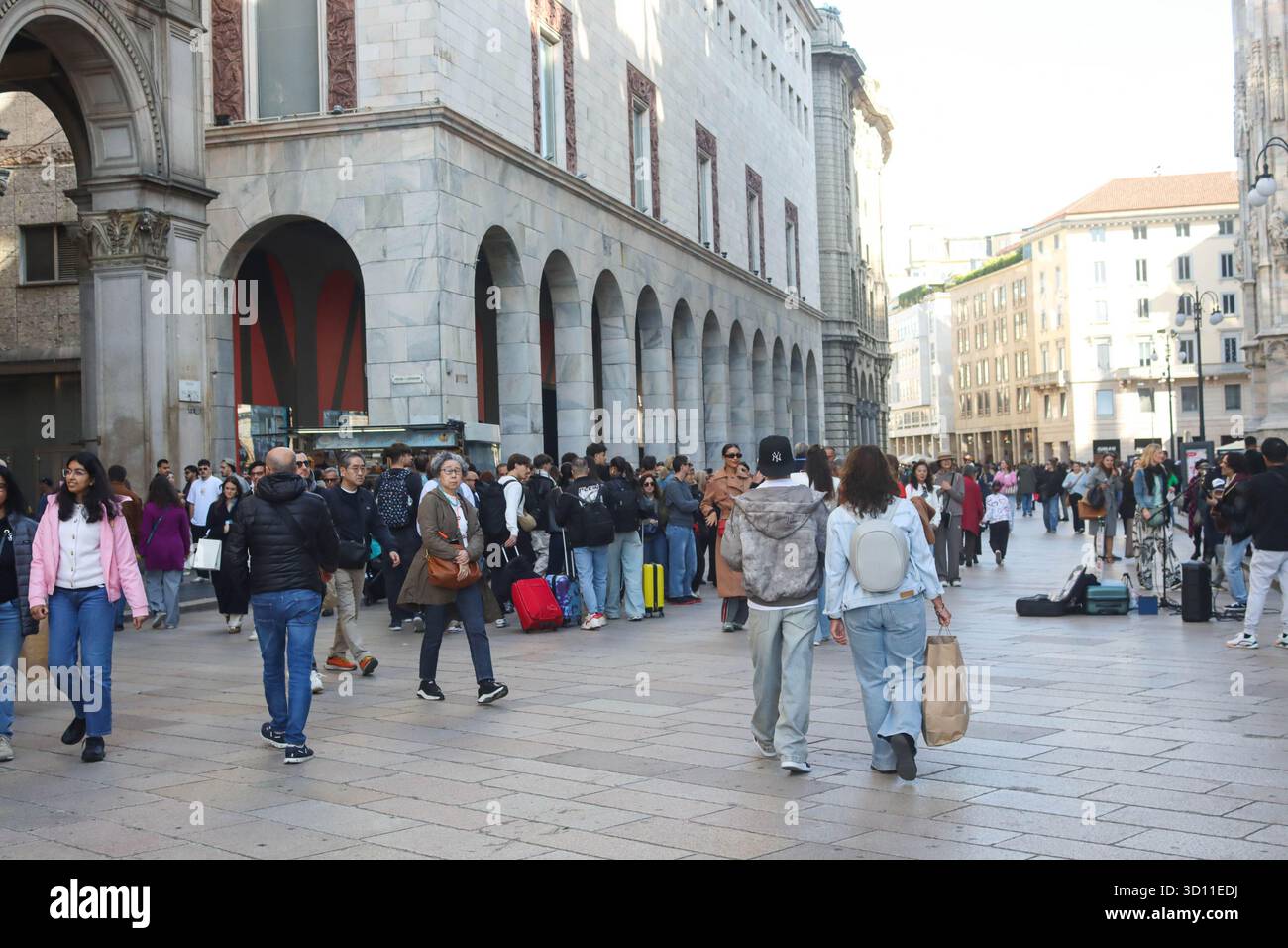 Milan, Italie. 25 octobre 2025. Milan (Italie), 10/25/2025 - temps doux/Milan - une agréable journée d'automne avec une température douce a été l'invitation pour les Milanais et les touristes à profiter d'une promenade dans les rues de Milan, l'après-midi de ce samedi 25 octobre 2025. (Foto : Edson de Souza/Thenews2/Zumapress) (crédit image : © Edson Teodoro de Souza/TheNEWS2 via ZUMA Press Wire) USAGE ÉDITORIAL SEULEMENT ! Non destiné à UN USAGE commercial ! Banque D'Images Milan, Italie. 25 octobre 2025. Milan (Italie), 10/25/2025 - temps doux/Milan - une agréable journée d'automne avec une température douce a été l'invitation pour les Milanais et les touristes à profiter d'une promenade dans les rues de Milan, l'après-midi de ce samedi 25 octobre 2025. (Foto : Edson de Souza/Thenews2/Zumapress) (crédit image : © Edson Teodoro de Souza/TheNEWS2 via ZUMA Press Wire) USAGE ÉDITORIAL SEULEMENT ! Non destiné à UN USAGE commercial ! Banque D'Images