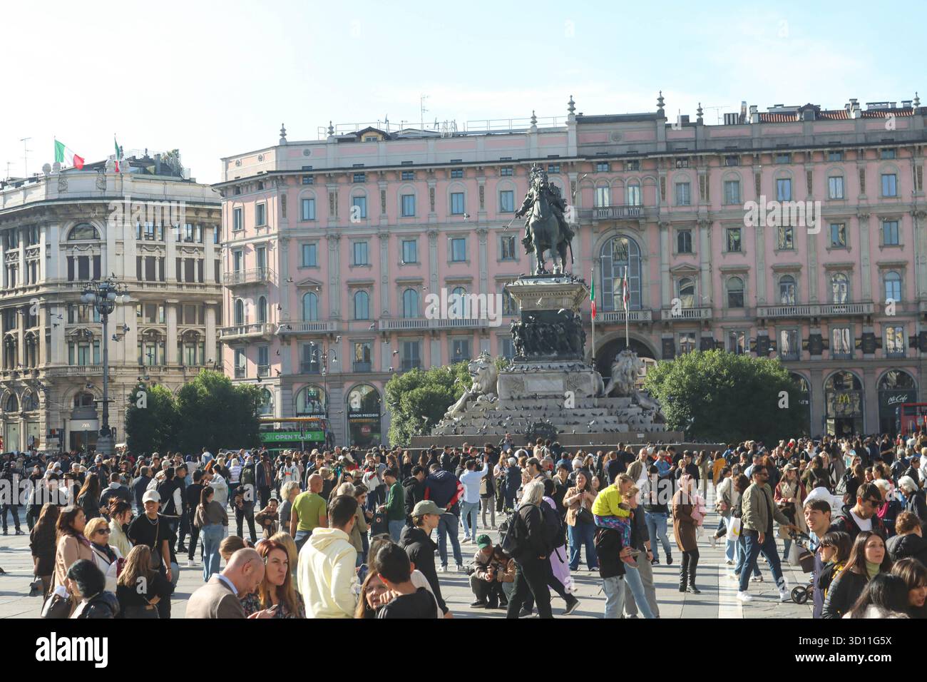 Milan, Italie. 25 octobre 2025. Milan (Italie), 25/10/2025- Piazza del Duomo/Milan- un grand mouvement de personnes a eu lieu sur la Piazza del Duomo à Milan, dans l'après-midi du samedi 25 octobre 2025. (Foto : Edson de Souza/Thenews2/Zumapress) (crédit image : © Edson Teodoro de Souza/TheNEWS2 via ZUMA Press Wire) USAGE ÉDITORIAL SEULEMENT ! Non destiné à UN USAGE commercial ! Banque D'Images Milan, Italie. 25 octobre 2025. Milan (Italie), 25/10/2025- Piazza del Duomo/Milan- un grand mouvement de personnes a eu lieu sur la Piazza del Duomo à Milan, dans l'après-midi du samedi 25 octobre 2025. (Foto : Edson de Souza/Thenews2/Zumapress) (crédit image : © Edson Teodoro de Souza/TheNEWS2 via ZUMA Press Wire) USAGE ÉDITORIAL SEULEMENT ! Non destiné à UN USAGE commercial ! Banque D'Images