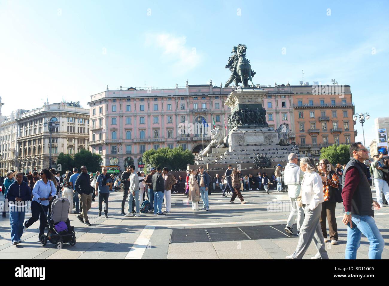 Milan, Italie. 25 octobre 2025. Milan (Italie), 25/10/2025- Piazza del Duomo/Milan- un grand mouvement de personnes a eu lieu sur la Piazza del Duomo à Milan, dans l'après-midi du samedi 25 octobre 2025. (Foto : Edson de Souza/Thenews2/Zumapress) (crédit image : © Edson Teodoro de Souza/TheNEWS2 via ZUMA Press Wire) USAGE ÉDITORIAL SEULEMENT ! Non destiné à UN USAGE commercial ! Banque D'Images Milan, Italie. 25 octobre 2025. Milan (Italie), 25/10/2025- Piazza del Duomo/Milan- un grand mouvement de personnes a eu lieu sur la Piazza del Duomo à Milan, dans l'après-midi du samedi 25 octobre 2025. (Foto : Edson de Souza/Thenews2/Zumapress) (crédit image : © Edson Teodoro de Souza/TheNEWS2 via ZUMA Press Wire) USAGE ÉDITORIAL SEULEMENT ! Non destiné à UN USAGE commercial ! Banque D'Images