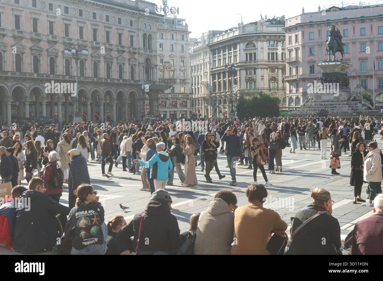 Milan, Italie. 25 octobre 2025. Milan (Italie), 25/10/2025- Piazza del Duomo/Milan- un grand mouvement de personnes a eu lieu sur la Piazza del Duomo à Milan, dans l'après-midi du samedi 25 octobre 2025. (Foto : Edson de Souza/Thenews2/Zumapress) (crédit image : © Edson Teodoro de Souza/TheNEWS2 via ZUMA Press Wire) USAGE ÉDITORIAL SEULEMENT ! Non destiné à UN USAGE commercial ! Banque D'Images Milan, Italie. 25 octobre 2025. Milan (Italie), 25/10/2025- Piazza del Duomo/Milan- un grand mouvement de personnes a eu lieu sur la Piazza del Duomo à Milan, dans l'après-midi du samedi 25 octobre 2025. (Foto : Edson de Souza/Thenews2/Zumapress) (crédit image : © Edson Teodoro de Souza/TheNEWS2 via ZUMA Press Wire) USAGE ÉDITORIAL SEULEMENT ! Non destiné à UN USAGE commercial ! Banque D'Images
