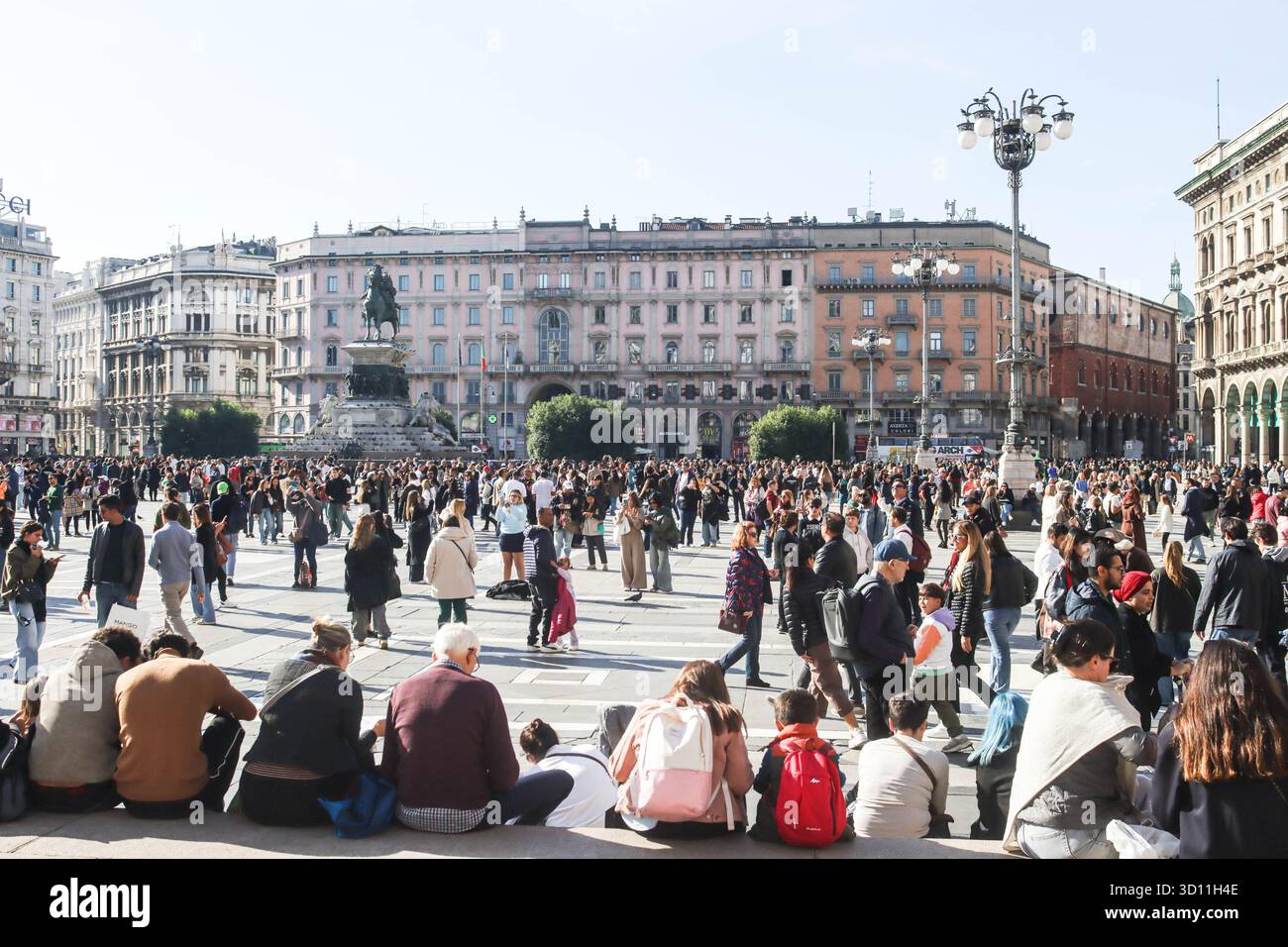Milan, Italie. 25 octobre 2025. Milan (Italie), 25/10/2025- Piazza del Duomo/Milan- un grand mouvement de personnes a eu lieu sur la Piazza del Duomo à Milan, dans l'après-midi du samedi 25 octobre 2025. (Foto : Edson de Souza/Thenews2/Zumapress) (crédit image : © Edson Teodoro de Souza/TheNEWS2 via ZUMA Press Wire) USAGE ÉDITORIAL SEULEMENT ! Non destiné à UN USAGE commercial ! Banque D'Images Milan, Italie. 25 octobre 2025. Milan (Italie), 25/10/2025- Piazza del Duomo/Milan- un grand mouvement de personnes a eu lieu sur la Piazza del Duomo à Milan, dans l'après-midi du samedi 25 octobre 2025. (Foto : Edson de Souza/Thenews2/Zumapress) (crédit image : © Edson Teodoro de Souza/TheNEWS2 via ZUMA Press Wire) USAGE ÉDITORIAL SEULEMENT ! Non destiné à UN USAGE commercial ! Banque D'Images