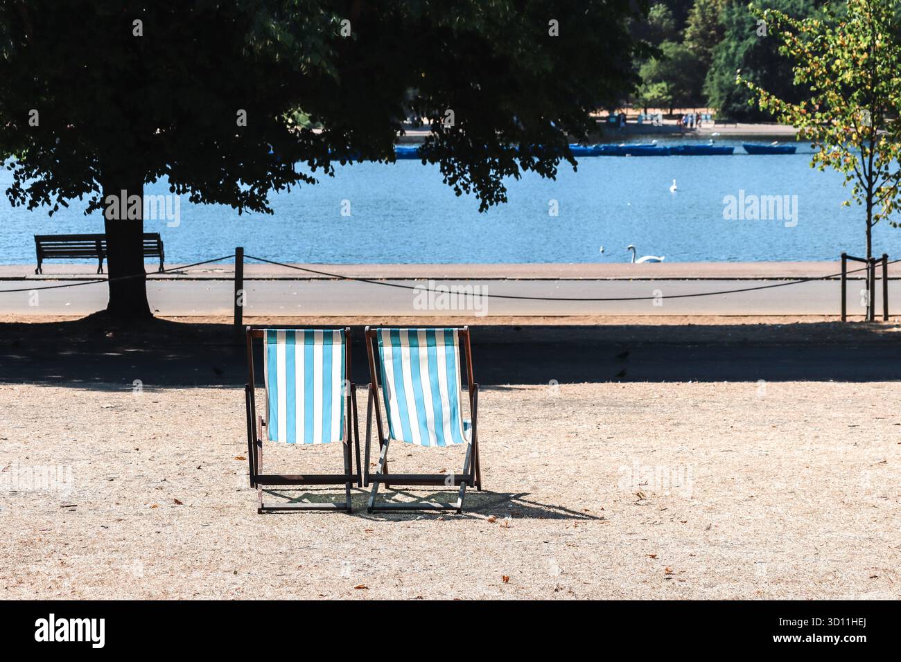 Londres, Angleterre - 13 août 2022 : Hyde Park avec de l'herbe brûlée par le soleil et des chaises longues pendant une canicule estivale Banque D'Images
