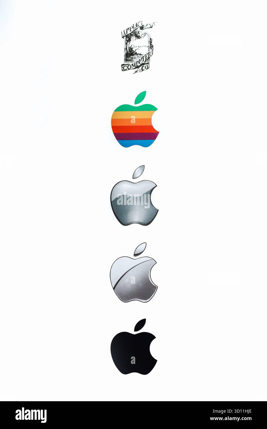 Londres, Royaume-Uni - 13 août 2022 : évolution des logos Apple du design original de 1976 à la version minimaliste moderne, exposée au SC Banque D'Images