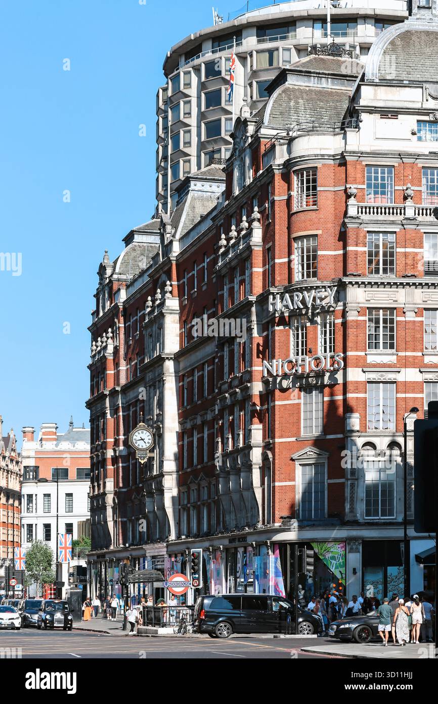 Londres, Angleterre - 13 août 2022 : façade de grand magasin Harvey Nichols avec architecture historique en briques rouges et en pierre à Knightsbridge, vue sur un s. Banque D'Images