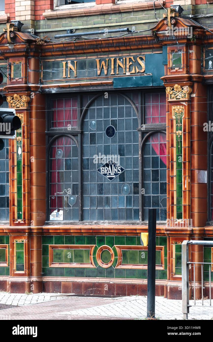 Cardiff, pays de Galles - 15 août 2022 : façade de pub vintage avec carreaux vitrés colorés et signe de bière Brain dans le centre-ville de Cardiff Banque D'Images