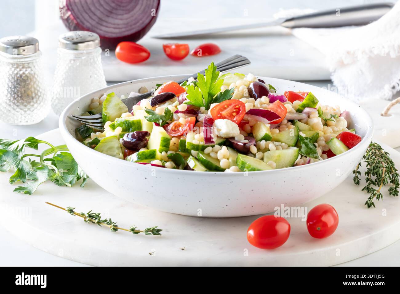Un bol de salade de couscous israélien frais maison prêt à manger. Banque D'Images