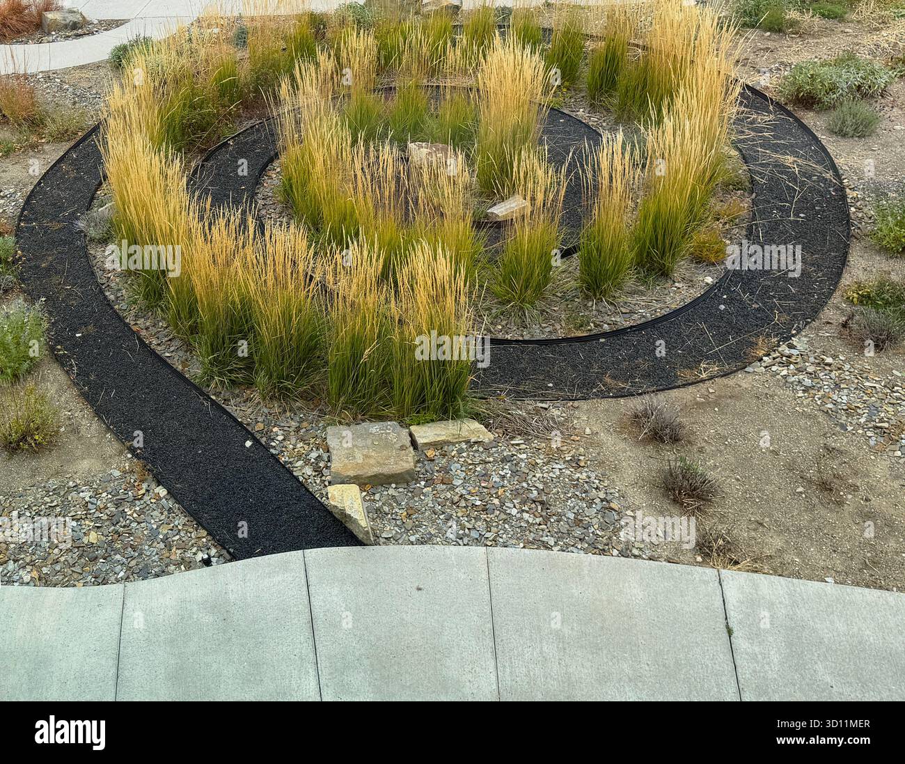 Labyrinthe jardin pour la santé mentale paisible et la détente a un sentier en spirale menant à un centre. Mettez votre esprit au repos. Voir trajectoire en spirale labyrinthe. Banque D'Images