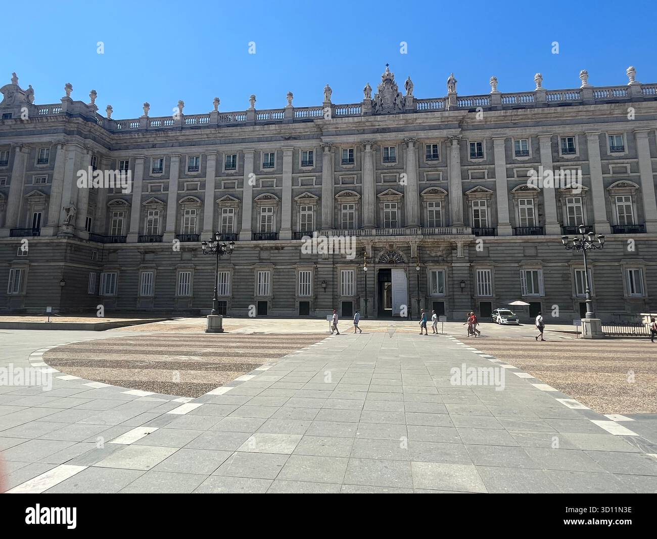 Vue latérale du Palacio Real à Madrid, Espagne, vu de la Plaza de Oriente par une journée d'été ensoleillée. - Image de stock capturée avec un smartphone