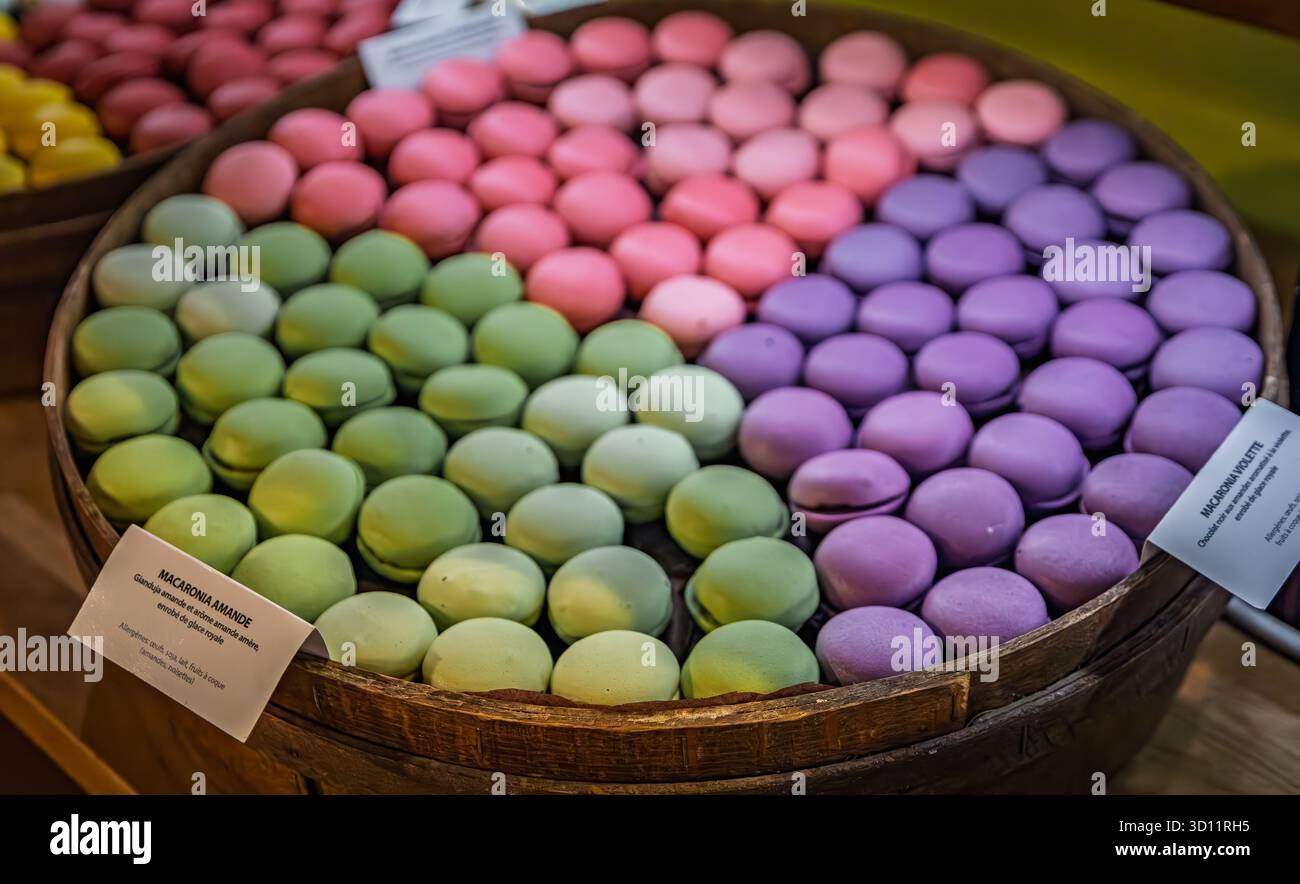 Chocolats colorés au chocolat et aux amandes macaronies avec violette et framboise dans un magasin de bonbons artisanaux dans la vieille ville ou la vieille ville Nice, France Banque D'Images