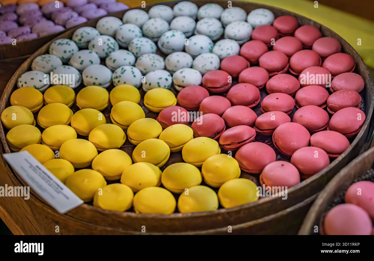 Chocolats colorés au chocolat et aux amandes macaronies au citron et à la framboise dans un magasin de bonbons artisanaux de la vieille ville ou de la vieille ville de Nice, France Banque D'Images