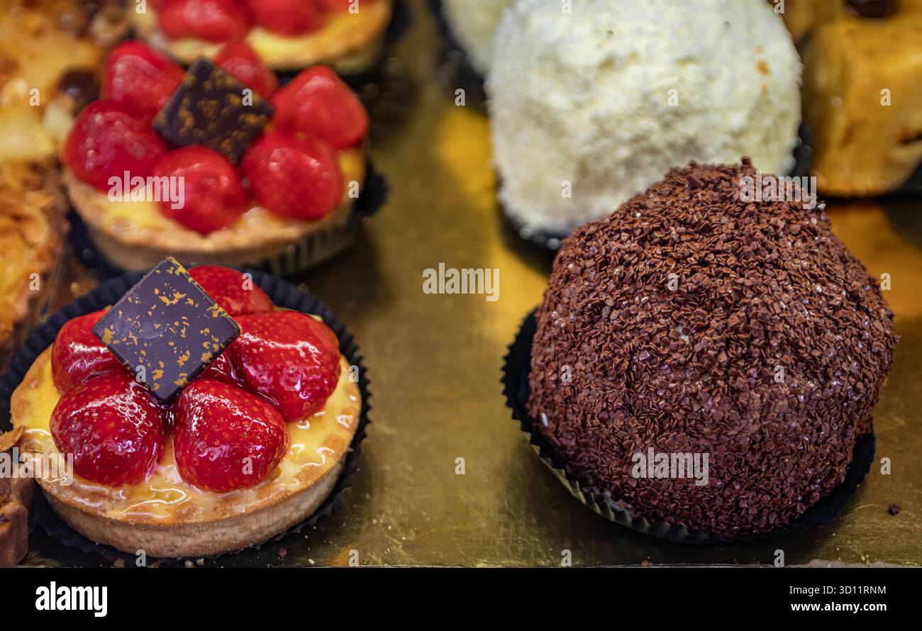 Décadent, richement décoré petits quatre desserts exposés dans une boulangerie artisanale dans la vieille ville ou vieille ville, Nice, France Banque D'Images