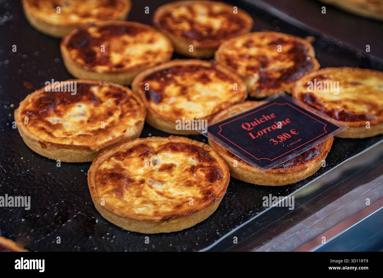Sélection de tartes salées à la quiche lorraine fraîchement cuites avec bacon, œuf et fromage exposées dans une boulangerie artisanale de la vieille ville de Nice, en France Banque D'Images