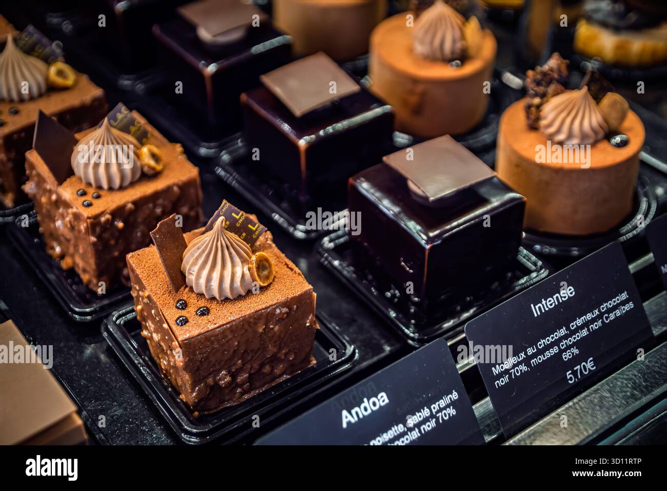 Décadent, richement décoré petits quatre desserts exposés dans une boulangerie artisanale dans la vieille ville ou vieille ville, Nice, France Banque D'Images