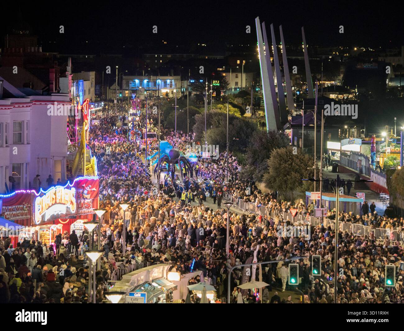 Southend-on-Sea, Essex, Royaume-Uni. 25 octobre 2025. Un défilé d'Halloween effrayant le long de Southend sur le front de mer dans l'Essex ce soir - avec des milliers de spectateurs le long de la Marine Parade. Crédit : James Bell/Alamy Live News Banque D'Images
