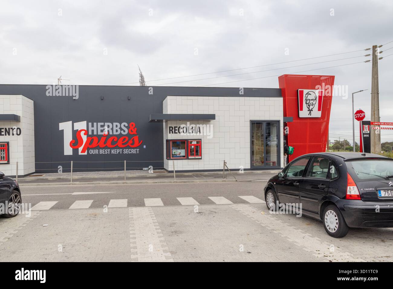 Bâtiment du restaurant de restauration rapide KFC avec vitrine du drive-in et image de marque Banque D'Images