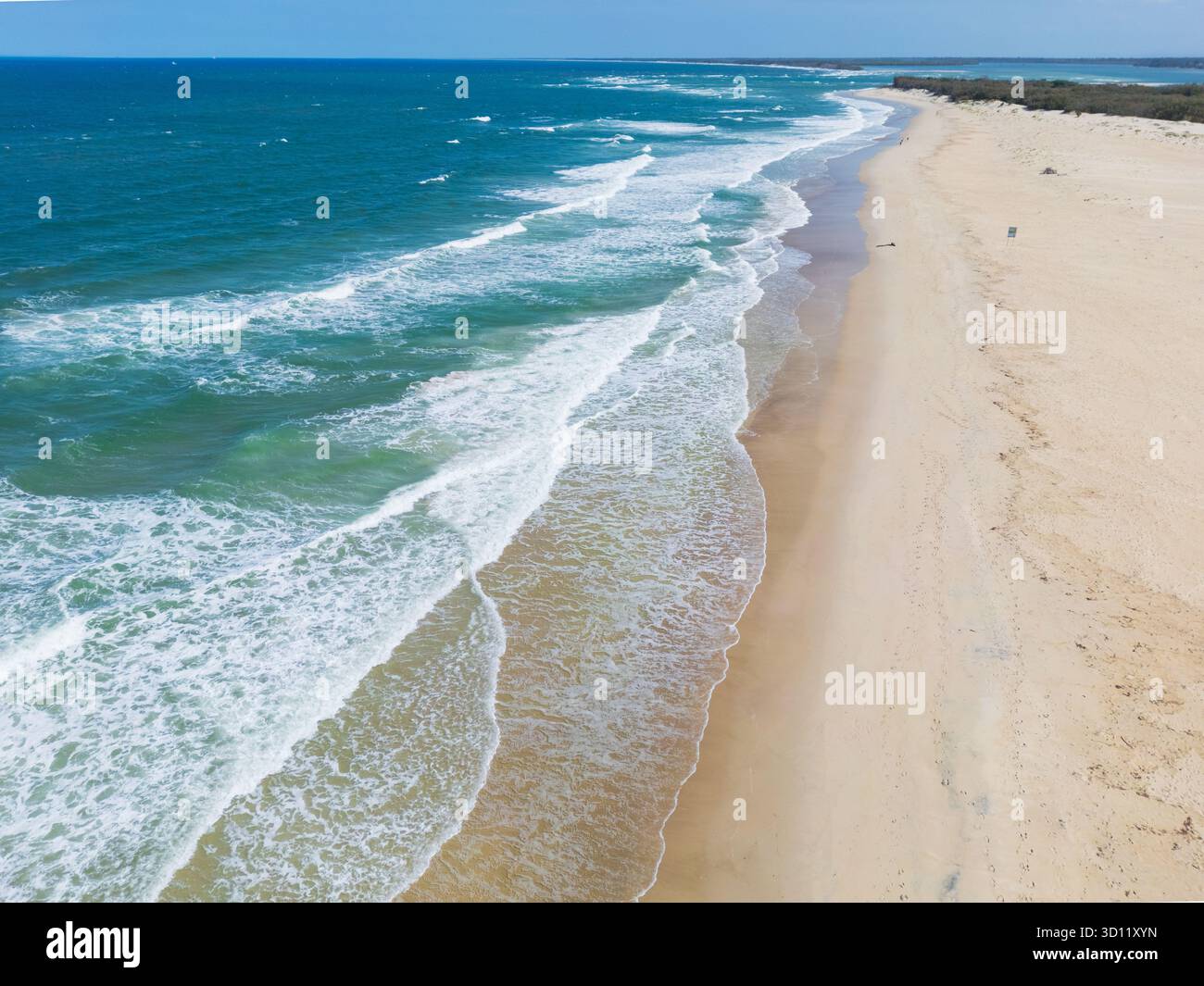 Vue aérienne des vagues se brisant sur une longue plage de sable blanc à Caloundra sur la Sunshine Coast dans le Queensland, Australie. Banque D'Images