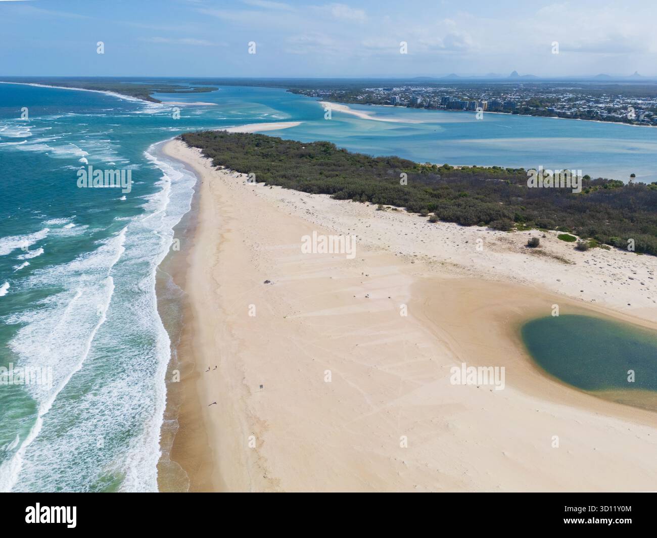 Vue aérienne d'une percée côtière le long d'un rivage de sable blanc à Caloundra sur la Sunshine Coast dans le Queensland, Australie. Banque D'Images