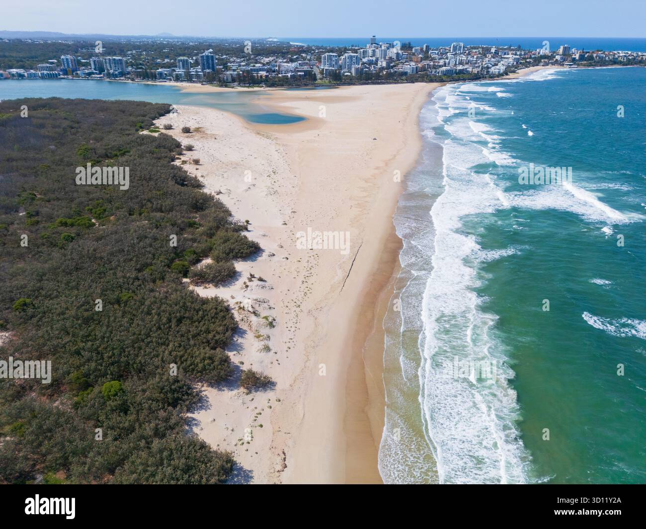 Vue aérienne d'une longue plage de sable blanc allant vers la ville côtière de Claoundra sur la Sunshine Coast dans le Queensland, Australie. Banque D'Images
