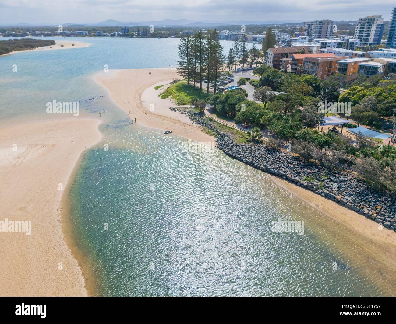 Vue aérienne d'un lagon côtier et de barres de sable le long du rivage au large de Caloundra sur la Sunshine Coast dans le Queensland, Australie. Banque D'Images