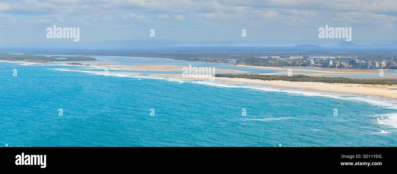 Vue panoramique aérienne d'une percée côtière le long d'un rivage de sable blanc à Caloundra sur la Sunshine Coast dans le Queensland, Australia.ault Banque D'Images
