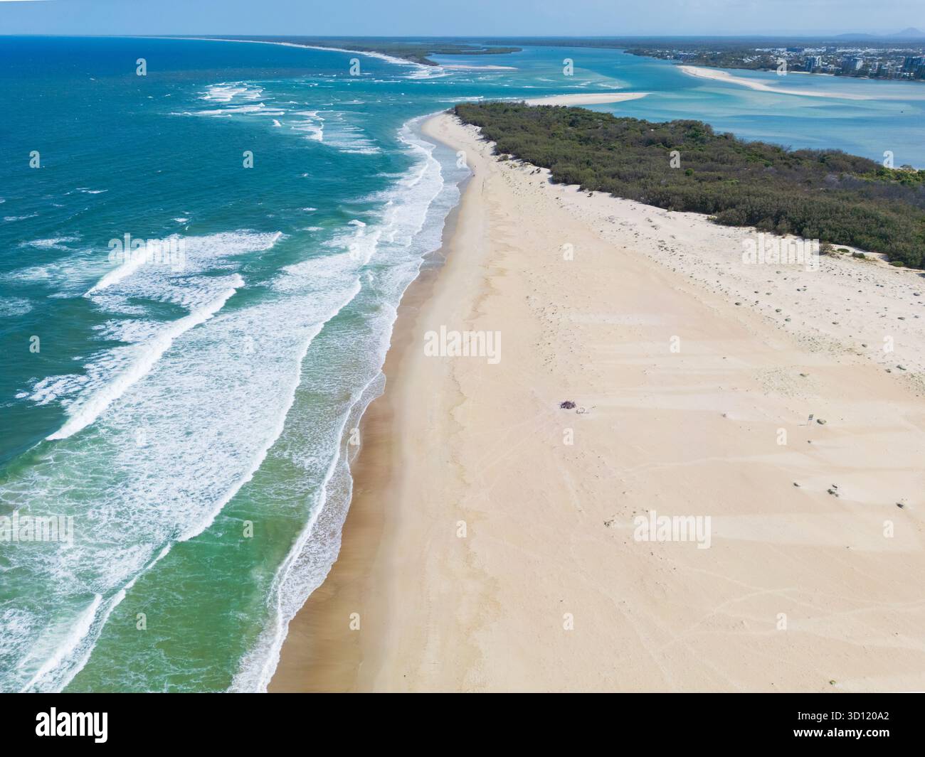 Vue aérienne d'une percée côtière le long d'un rivage de sable blanc à Caloundra sur la Sunshine Coast dans le Queensland, Australie. Banque D'Images