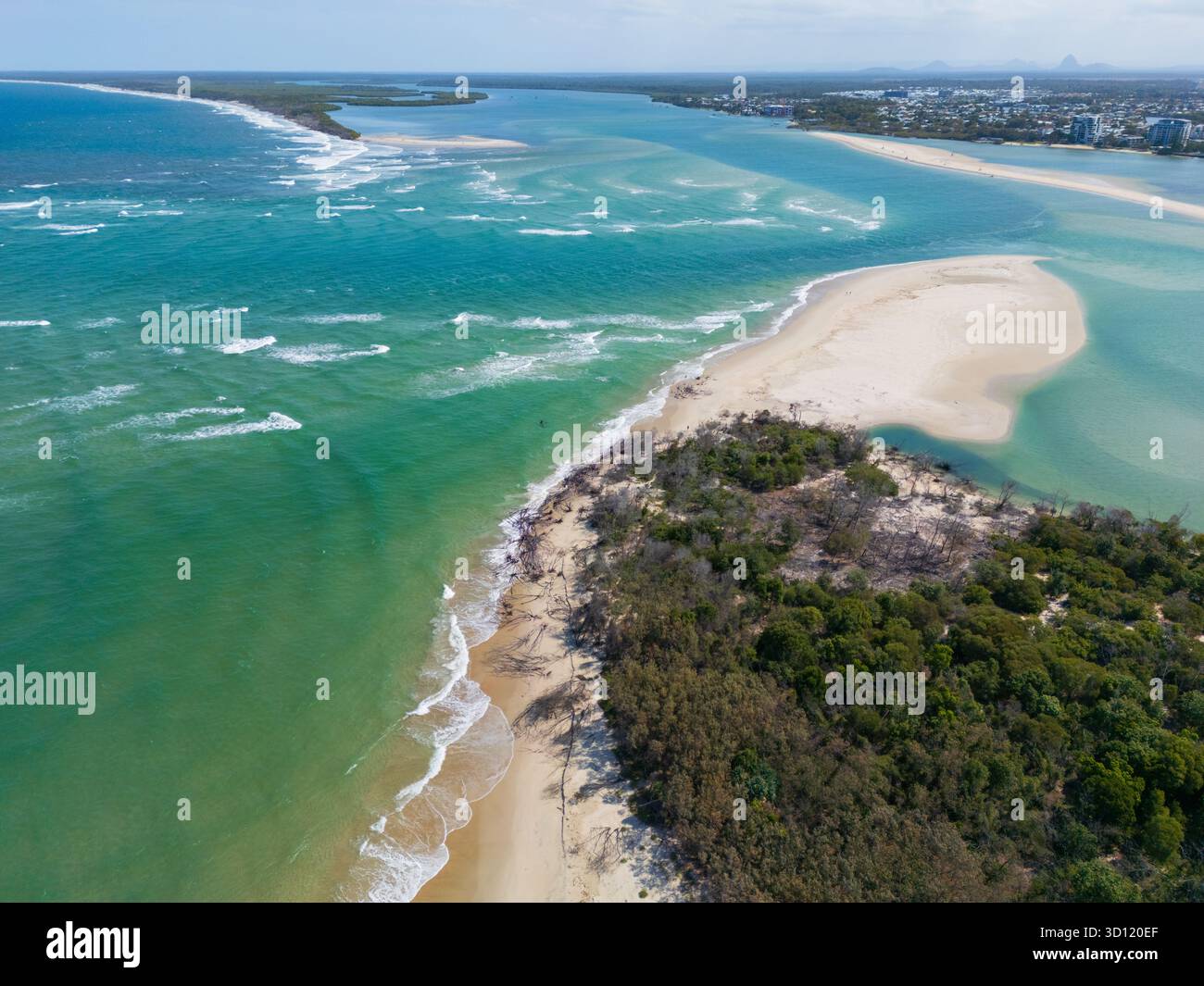 Vue aérienne d'une percée côtière le long d'un rivage de sable blanc à Caloundra sur la Sunshine Coast dans le Queensland, Australie. Banque D'Images