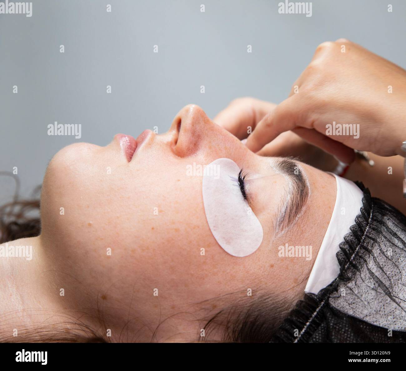 Gros plan du visage d'une femme avec des cache-yeux. Les procédures de cosmétologie des salons de beauté Banque D'Images