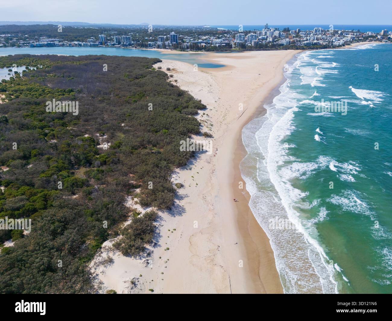 Vue aérienne d'une longue plage de sable blanc allant vers la ville côtière de Claoundra sur la Sunshine Coast dans le Queensland, Australie. Banque D'Images